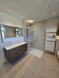 Salle_de_bain_à_Croissy_Sur_Seine_Coin_avec_meuvbble_sur_mesure_et_espace_douche