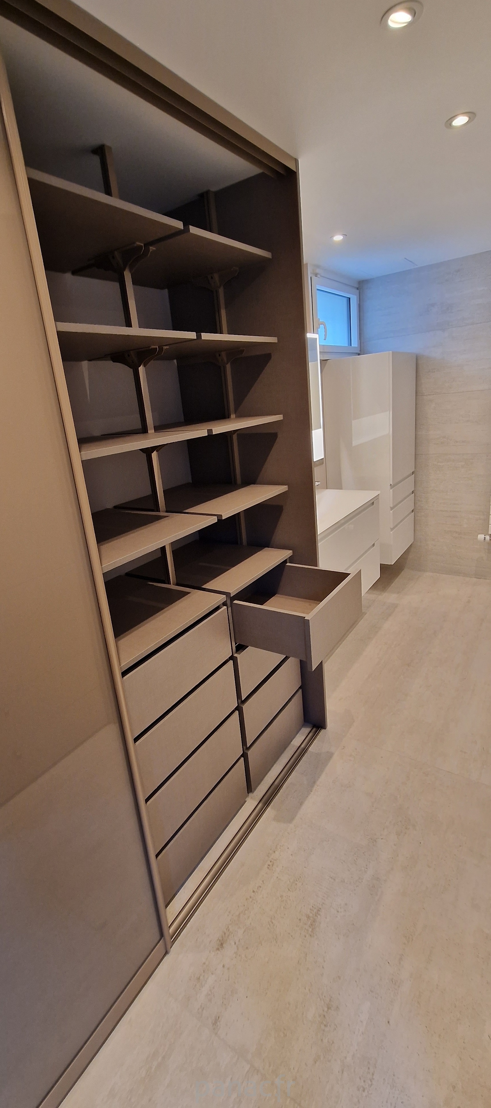Dressing_sur_mesure_près_de_la_salle_de_bain_3