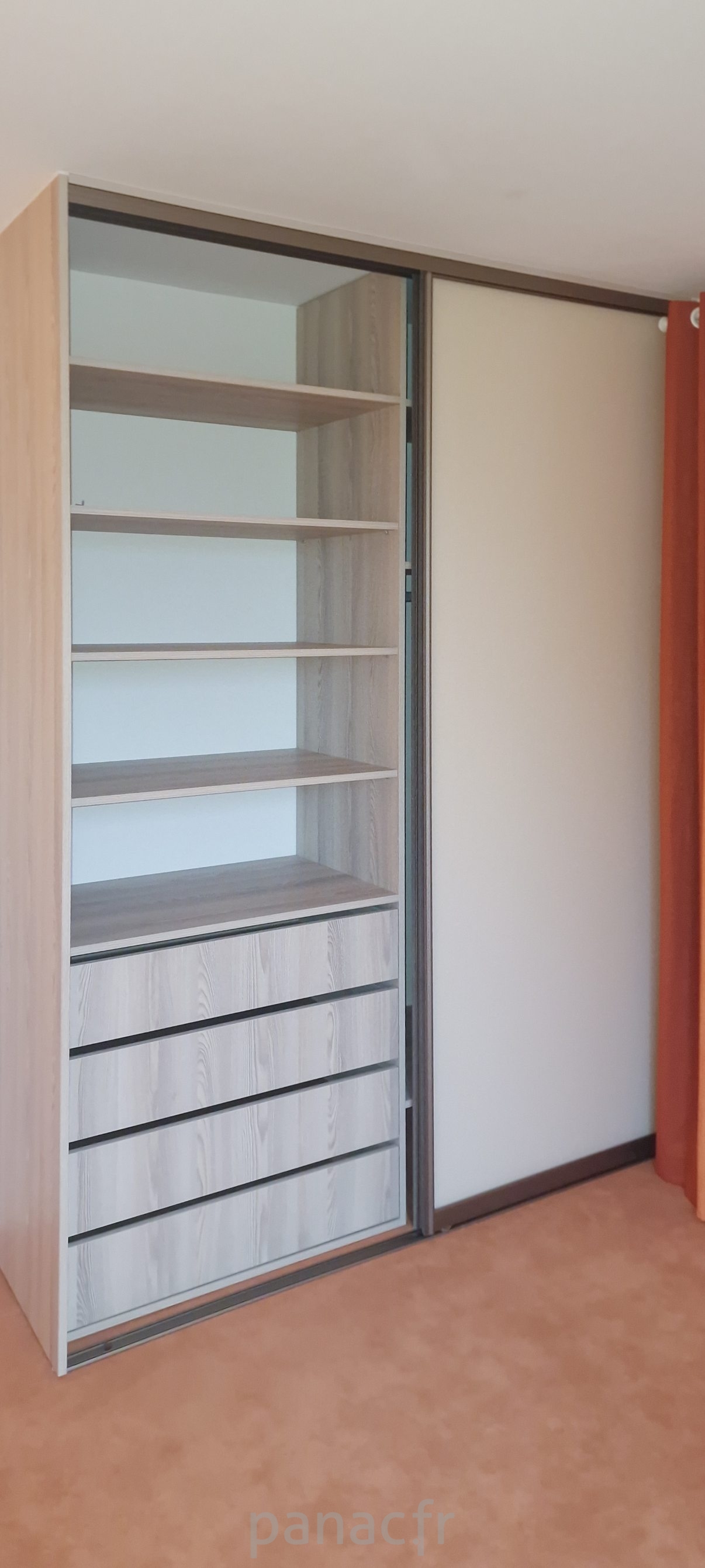 Dressing dans une chambre avec des portes coulissantes