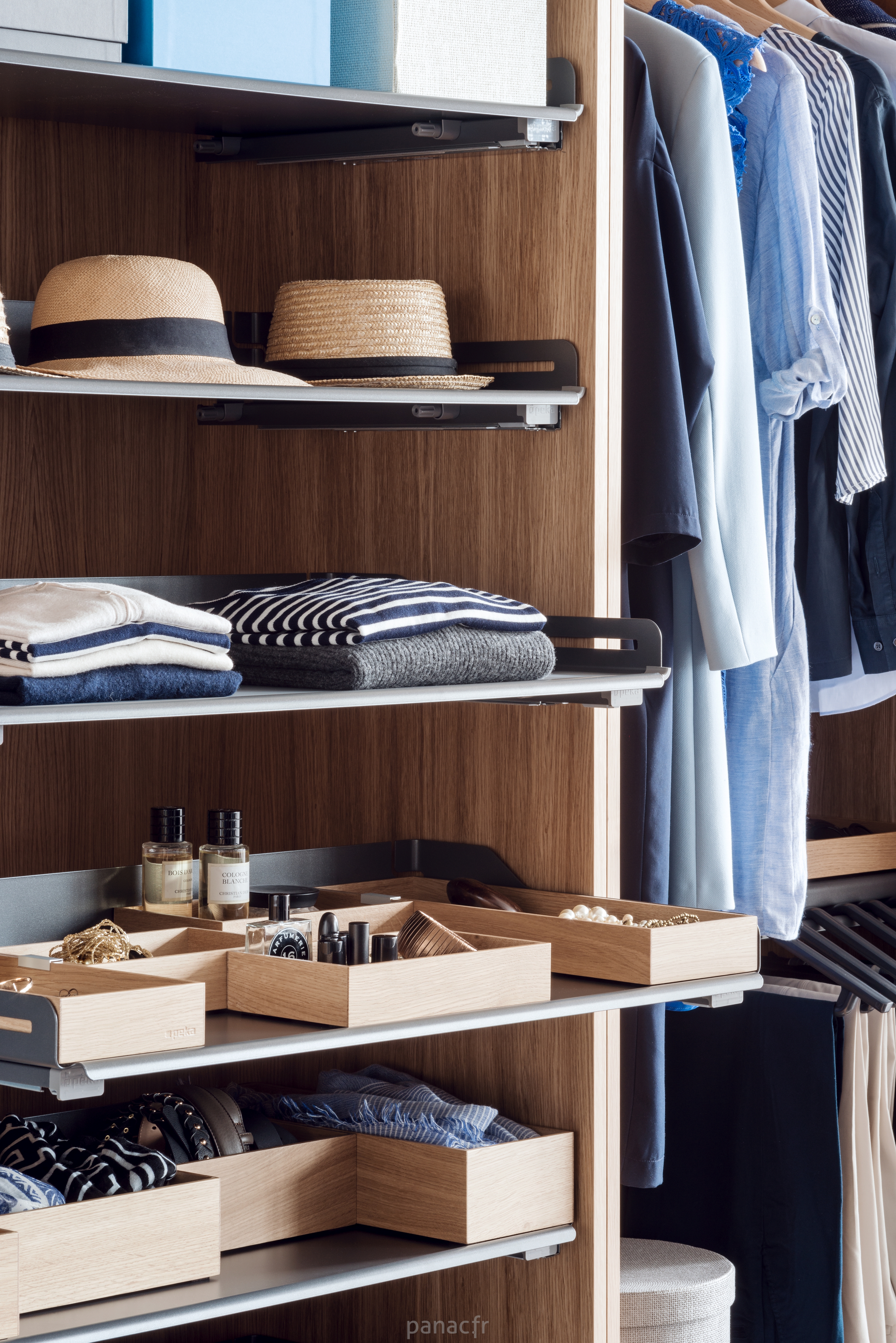 Rangements_sur_mesure_avec_des_tablettes_coulissantes_PEKA