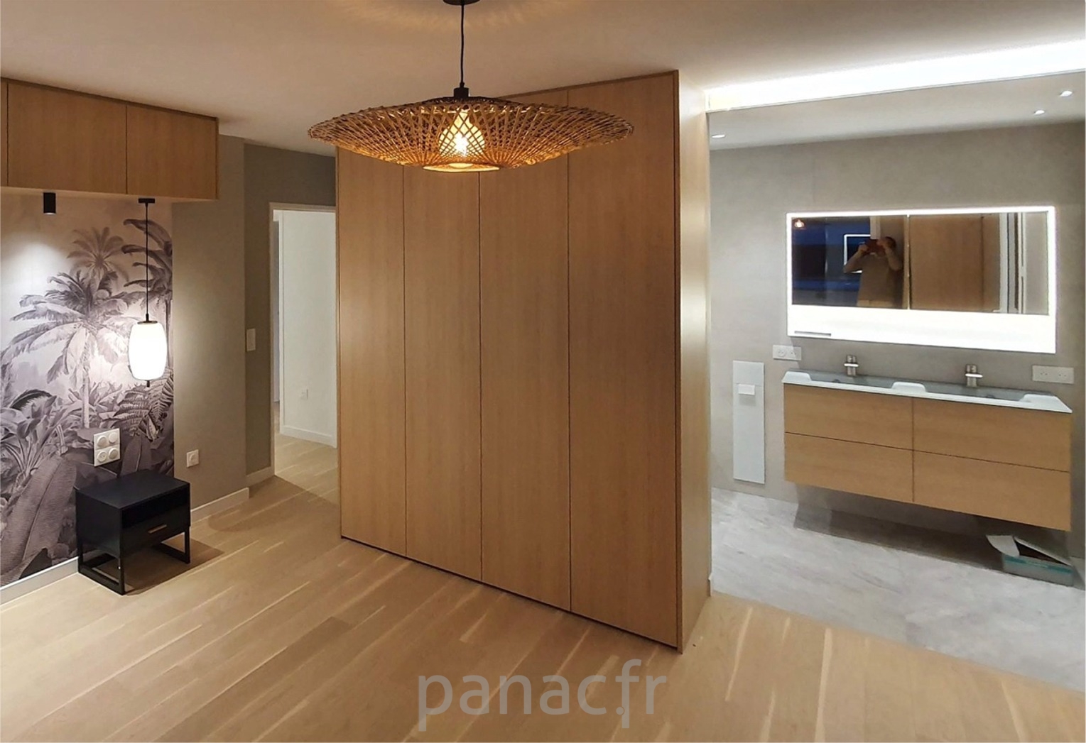 Dressing sur mesure assortie à  la salle de bain. Chambre parentale.