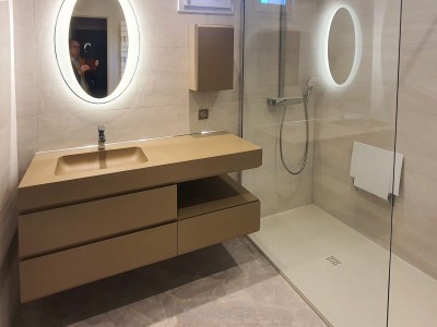 Salle de bain douche avec des meubles design FIORA