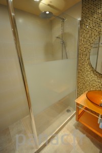 Paroi et porte de douche sur mesure