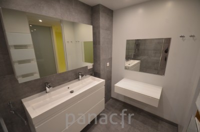 Mobilier salle de bain sur mesure en laque