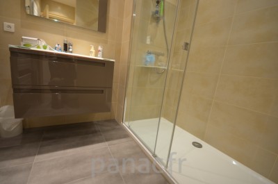 Mobilier salle de bain sur mesure en laque